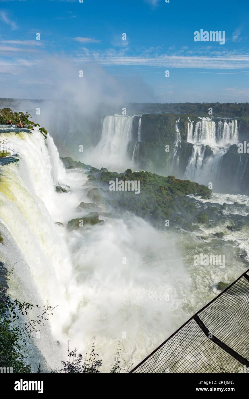 Die Iguazu-Wasserfälle mit Wolken und blauer Himmel im Hintergrund in Foz do Iguaçu, Brasilien Stockfoto