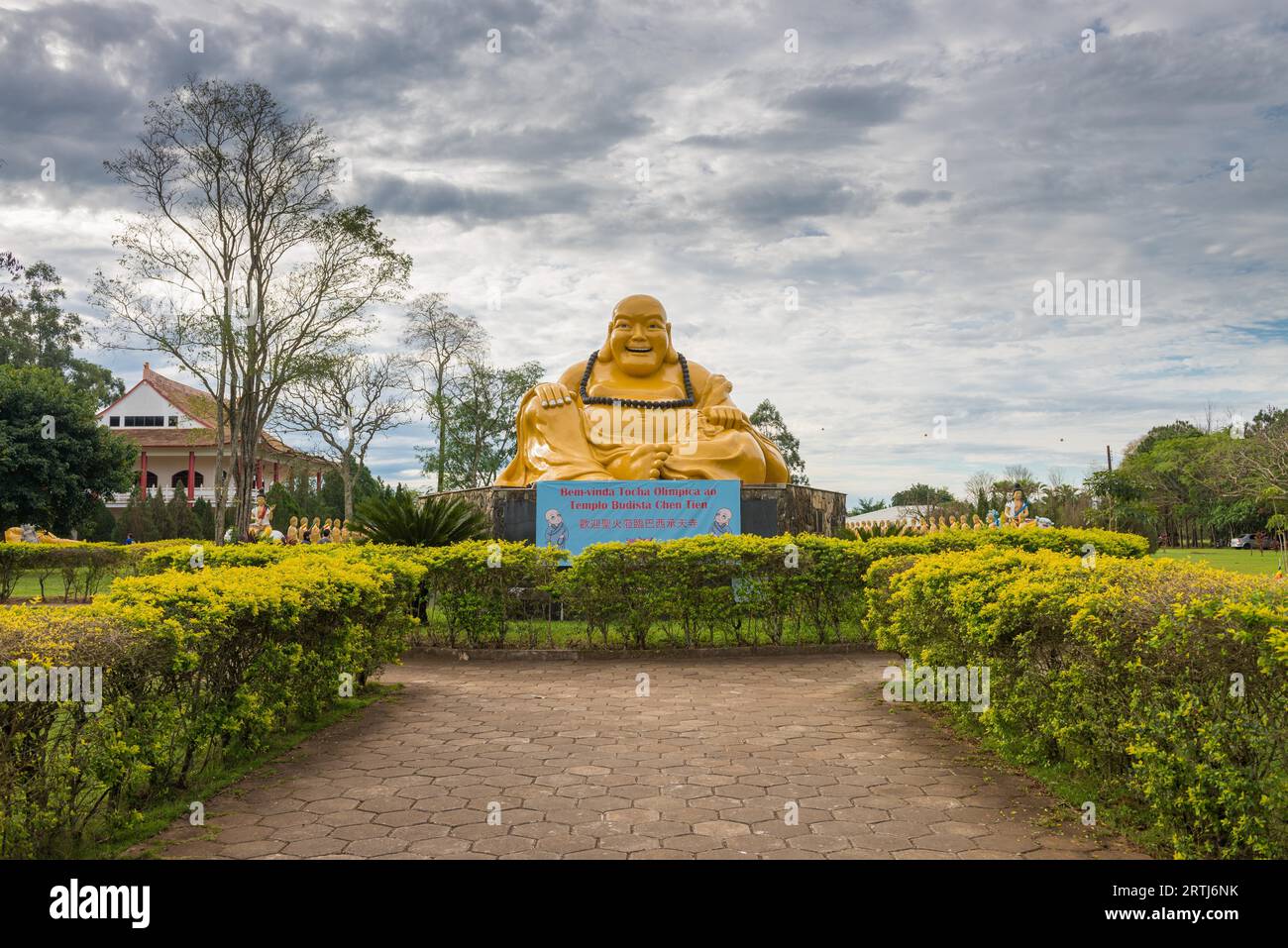 Foz do Iguazu, Brasilien, 8. juli 2016: Der buddhistische Tempel mit einer riesigen Buddha-Statue im Garten von Foz do iguacu, Brasilien Stockfoto