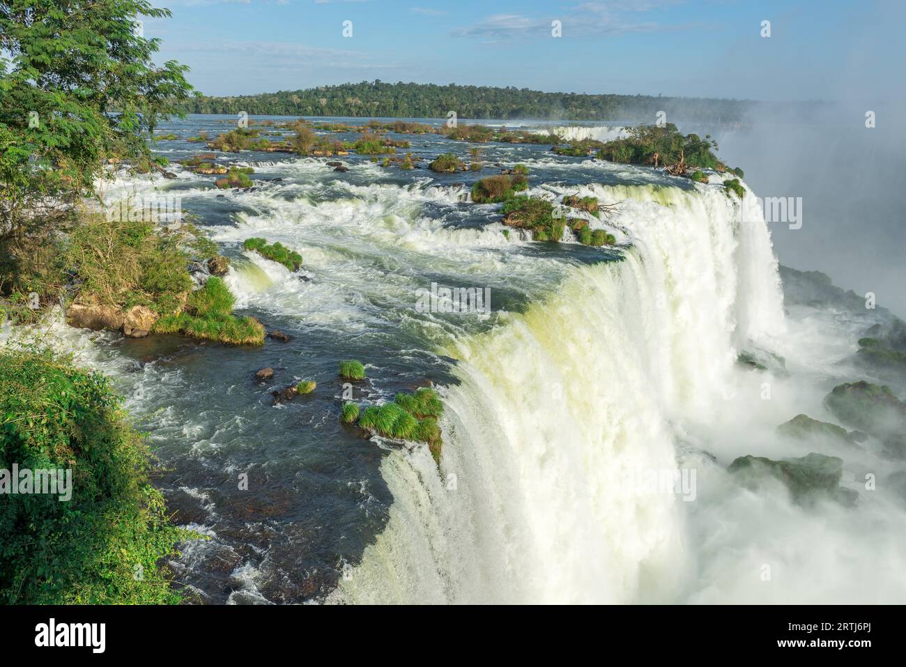 Die majestätischen Iguazu-Wasserfälle, eines der Wunder der Welt in Foz do Iguaçu, Brasilien Stockfoto