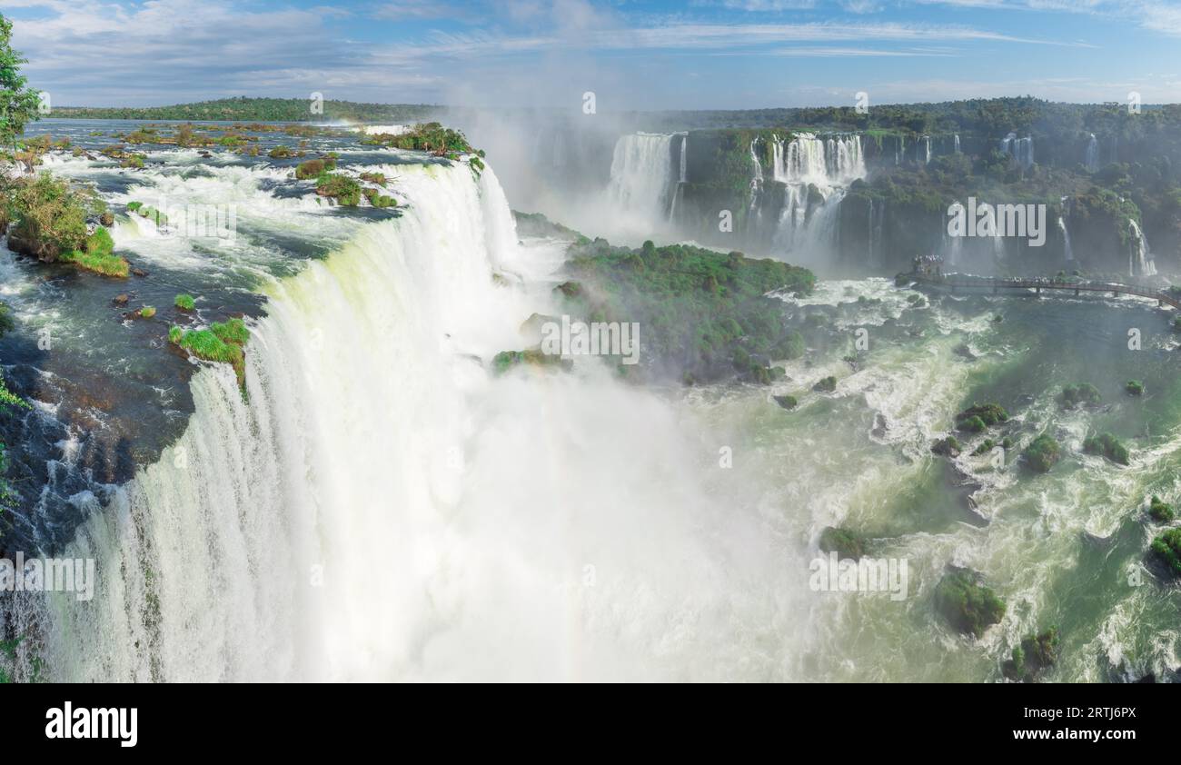 Die Iguazu-Wasserfälle mit Wolken und blauer Himmel im Hintergrund in Foz do Iguaçu, Brasilien Stockfoto
