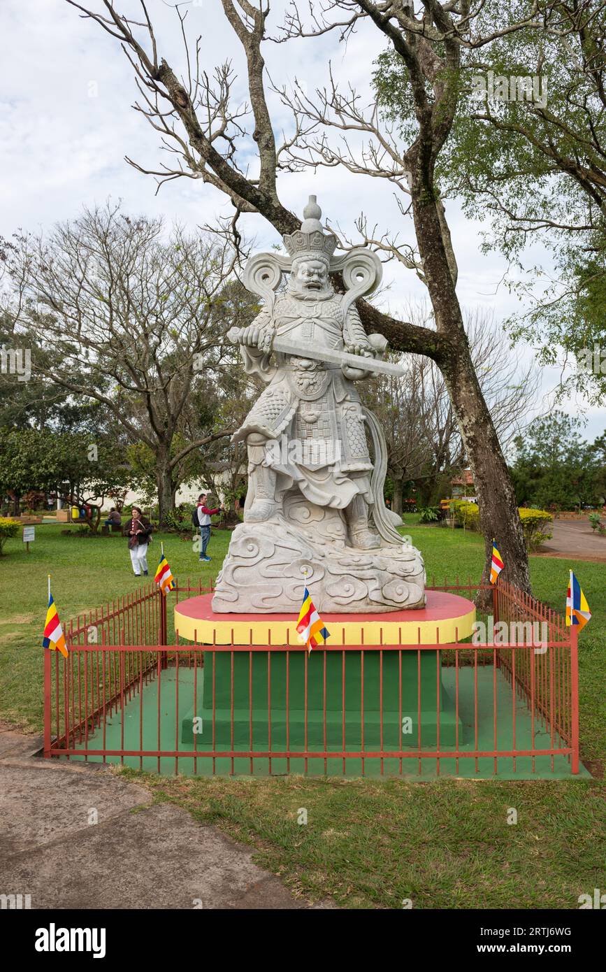Foz do Iguazu, Brasilien, 8. juli 2016: Statue eines chinesischen Kriegers im buddhistischen Tempelkomplex in Foz do Iguazu, Brasilien Stockfoto