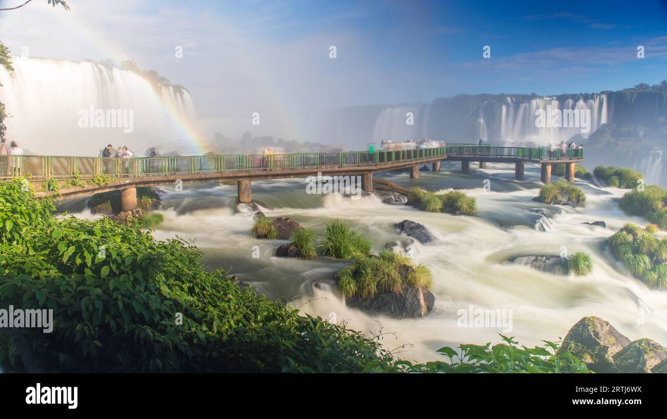 Foz do Iguacu, Brasilien, 9. juli 2016: Blick auf die weltberühmten Iguazu Cataratas Falls mit einem Regenbogen in Brasilien Stockfoto