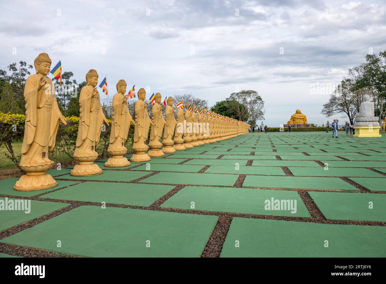 Foz do Iguazu, Brasilien, 8. juli 2016: Viele Buddha-Statuen aus der Perspektive des buddhistischen Tempels in Foz do iguacu, Brasilien Stockfoto