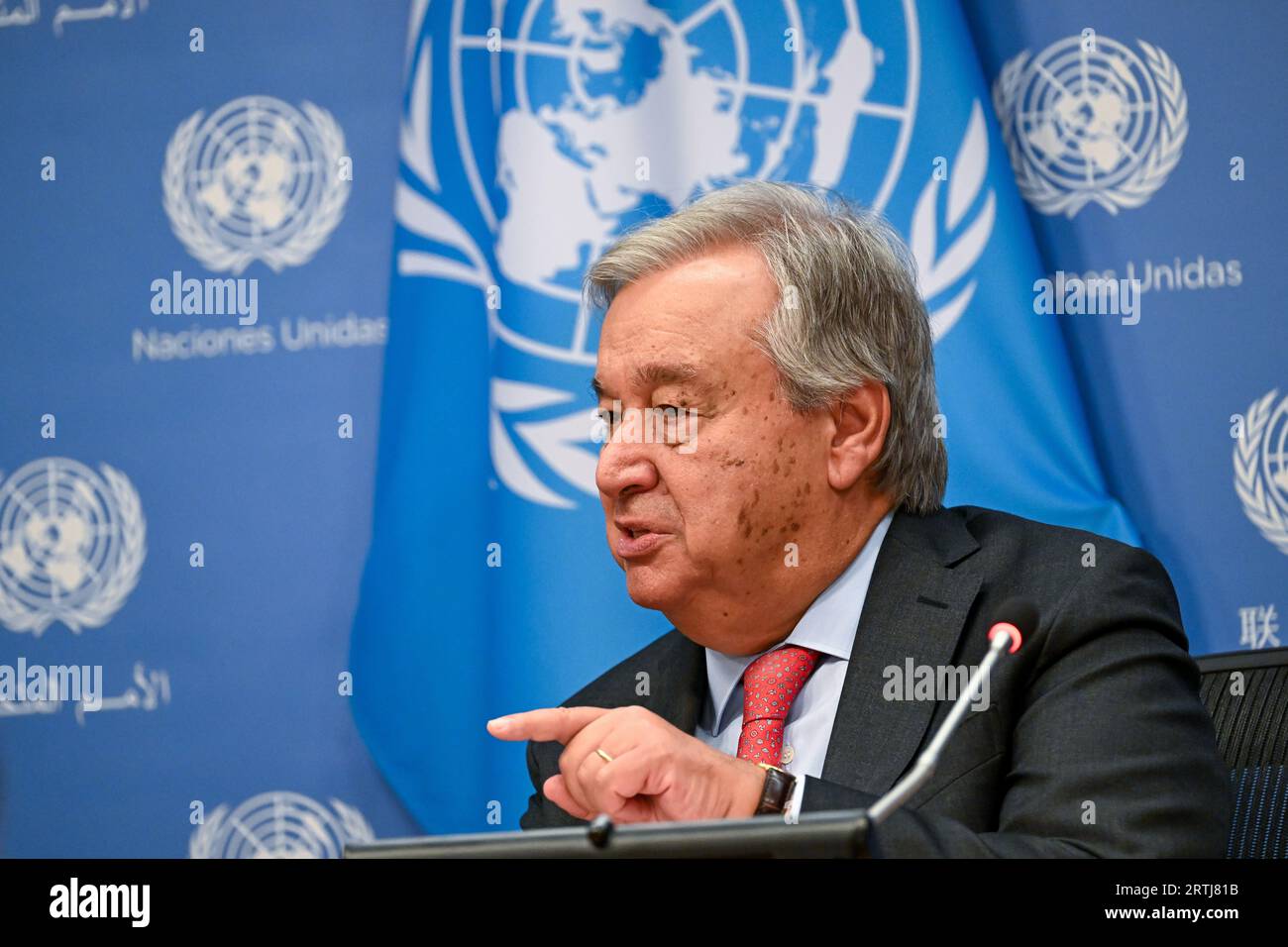 New York, USA. September 2023. Der Generalsekretär der Vereinten Nationen Antonio Guterres spricht vor der UN-Generalversammlung nächste Woche über ein Pressebriefing. "Aktion ist das, was die Welt braucht", sagte er und definierte die Zusammenkunft von 193 Mitgliedstaaten für die hochrangige Woche der Generalversammlung der Vereinten Nationen als "einmaligen Moment", um sowohl den Zustand der Weltpolitik zu bewerten, als auch "für das Gemeinwohl zu handeln." "Dies ist kein Zeitpunkt für Gleichgültigkeit oder Unentschlossenheit", António Guterres erzählte den Reportern im UN-Hauptquartier. „Dies ist der richtige Zeitpunkt, um zu echten, praktischen Lösungen zu kommen.“ Quelle: Enrique Shore/Alamy Live News Stockfoto New York, USA. September 2023. Der Generalsekretär der Vereinten Nationen Antonio Guterres spricht vor der UN-Generalversammlung nächste Woche über ein Pressebriefing. "Aktion ist das, was die Welt braucht", sagte er und definierte die Zusammenkunft von 193 Mitgliedstaaten für die hochrangige Woche der Generalversammlung der Vereinten Nationen als "einmaligen Moment", um sowohl den Zustand der Weltpolitik zu bewerten, als auch "für das Gemeinwohl zu handeln." "Dies ist kein Zeitpunkt für Gleichgültigkeit oder Unentschlossenheit", António Guterres erzählte den Reportern im UN-Hauptquartier. „Dies ist der richtige Zeitpunkt, um zu echten, praktischen Lösungen zu kommen.“ Quelle: Enrique Shore/Alamy Live News Stockfoto