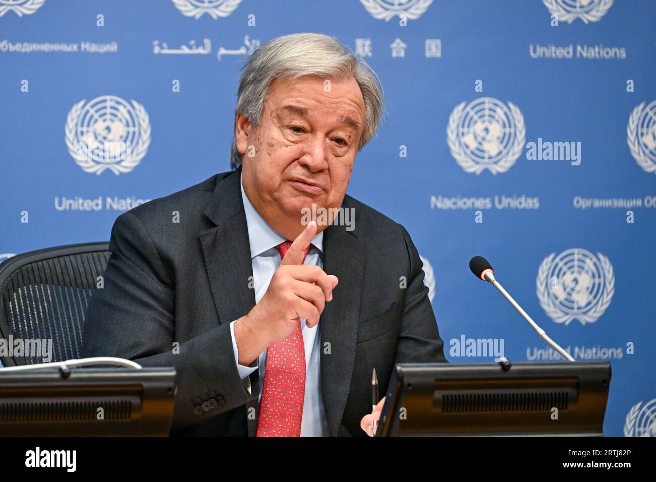 New York, USA. September 2023. Der Generalsekretär der Vereinten Nationen Antonio Guterres spricht vor der UN-Generalversammlung nächste Woche über ein Pressebriefing. "Aktion ist das, was die Welt braucht", sagte er und definierte die Zusammenkunft von 193 Mitgliedstaaten für die hochrangige Woche der Generalversammlung der Vereinten Nationen als "einmaligen Moment", um sowohl den Zustand der Weltpolitik zu bewerten, als auch "für das Gemeinwohl zu handeln." "Dies ist kein Zeitpunkt für Gleichgültigkeit oder Unentschlossenheit", António Guterres erzählte den Reportern im UN-Hauptquartier. „Dies ist der richtige Zeitpunkt, um zu echten, praktischen Lösungen zu kommen.“ Quelle: Enrique Shore/Alamy Live News Stockfoto New York, USA. September 2023. Der Generalsekretär der Vereinten Nationen Antonio Guterres spricht vor der UN-Generalversammlung nächste Woche über ein Pressebriefing. "Aktion ist das, was die Welt braucht", sagte er und definierte die Zusammenkunft von 193 Mitgliedstaaten für die hochrangige Woche der Generalversammlung der Vereinten Nationen als "einmaligen Moment", um sowohl den Zustand der Weltpolitik zu bewerten, als auch "für das Gemeinwohl zu handeln." "Dies ist kein Zeitpunkt für Gleichgültigkeit oder Unentschlossenheit", António Guterres erzählte den Reportern im UN-Hauptquartier. „Dies ist der richtige Zeitpunkt, um zu echten, praktischen Lösungen zu kommen.“ Quelle: Enrique Shore/Alamy Live News Stockfoto
