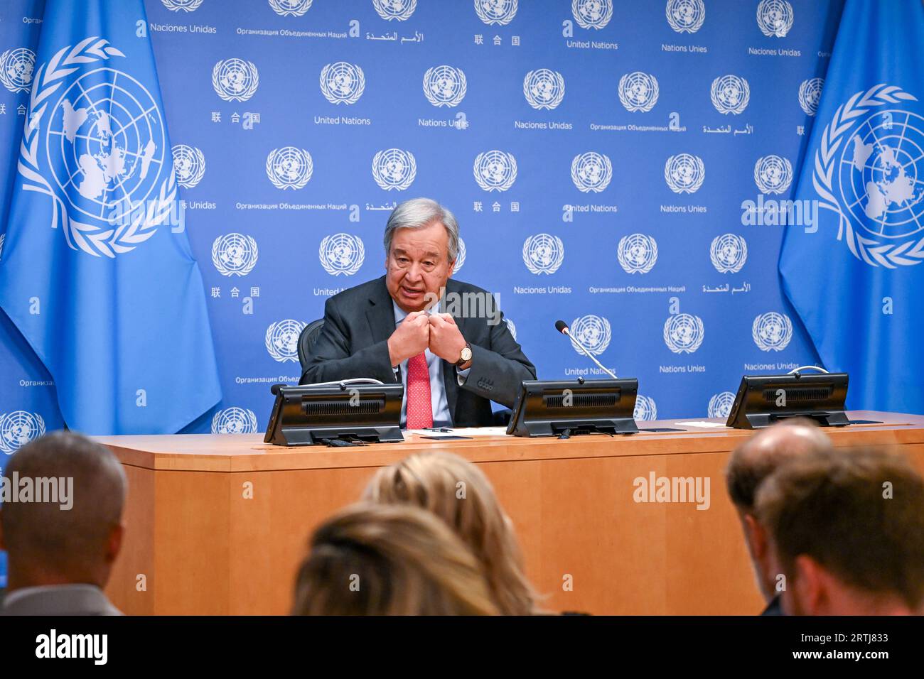 New York, USA. September 2023. Der Generalsekretär der Vereinten Nationen Antonio Guterres spricht vor der UN-Generalversammlung nächste Woche über ein Pressebriefing. "Aktion ist das, was die Welt braucht", sagte er und definierte die Zusammenkunft von 193 Mitgliedstaaten für die hochrangige Woche der Generalversammlung der Vereinten Nationen als "einmaligen Moment", um sowohl den Zustand der Weltpolitik zu bewerten, als auch "für das Gemeinwohl zu handeln." "Dies ist kein Zeitpunkt für Gleichgültigkeit oder Unentschlossenheit", António Guterres erzählte den Reportern im UN-Hauptquartier. „Dies ist der richtige Zeitpunkt, um zu echten, praktischen Lösungen zu kommen.“ Quelle: Enrique Shore/Alamy Live News Stockfoto New York, USA. September 2023. Der Generalsekretär der Vereinten Nationen Antonio Guterres spricht vor der UN-Generalversammlung nächste Woche über ein Pressebriefing. "Aktion ist das, was die Welt braucht", sagte er und definierte die Zusammenkunft von 193 Mitgliedstaaten für die hochrangige Woche der Generalversammlung der Vereinten Nationen als "einmaligen Moment", um sowohl den Zustand der Weltpolitik zu bewerten, als auch "für das Gemeinwohl zu handeln." "Dies ist kein Zeitpunkt für Gleichgültigkeit oder Unentschlossenheit", António Guterres erzählte den Reportern im UN-Hauptquartier. „Dies ist der richtige Zeitpunkt, um zu echten, praktischen Lösungen zu kommen.“ Quelle: Enrique Shore/Alamy Live News Stockfoto