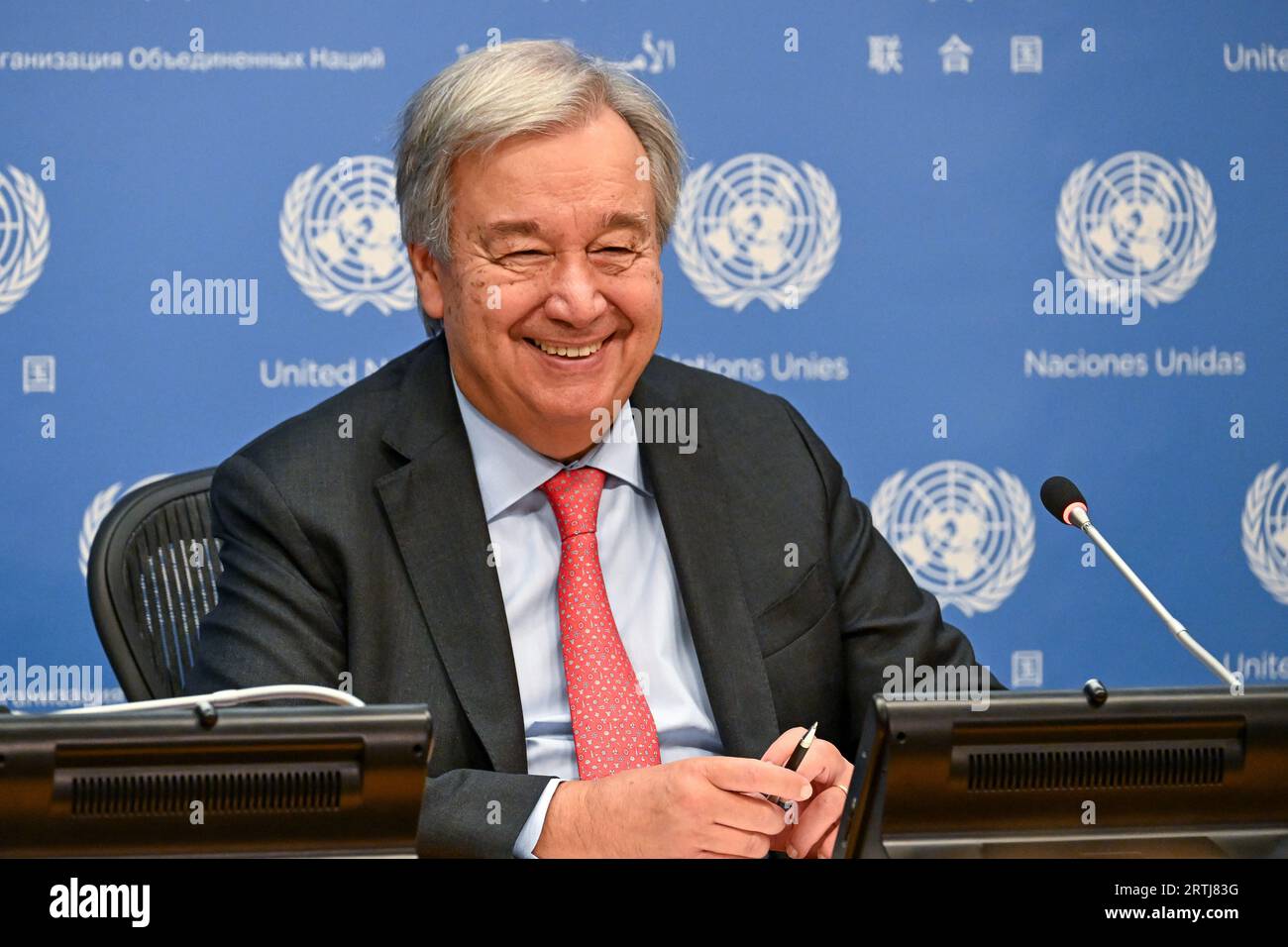 New York, USA. September 2023. Der Generalsekretär der Vereinten Nationen Antonio Guterres spricht vor der UN-Generalversammlung nächste Woche über ein Pressebriefing. "Aktion ist das, was die Welt braucht", sagte er und definierte die Zusammenkunft von 193 Mitgliedstaaten für die hochrangige Woche der Generalversammlung der Vereinten Nationen als "einmaligen Moment", um sowohl den Zustand der Weltpolitik zu bewerten, als auch "für das Gemeinwohl zu handeln." "Dies ist kein Zeitpunkt für Gleichgültigkeit oder Unentschlossenheit", António Guterres erzählte den Reportern im UN-Hauptquartier. „Dies ist der richtige Zeitpunkt, um zu echten, praktischen Lösungen zu kommen.“ Quelle: Enrique Shore/Alamy Live News Stockfoto New York, USA. September 2023. Der Generalsekretär der Vereinten Nationen Antonio Guterres spricht vor der UN-Generalversammlung nächste Woche über ein Pressebriefing. "Aktion ist das, was die Welt braucht", sagte er und definierte die Zusammenkunft von 193 Mitgliedstaaten für die hochrangige Woche der Generalversammlung der Vereinten Nationen als "einmaligen Moment", um sowohl den Zustand der Weltpolitik zu bewerten, als auch "für das Gemeinwohl zu handeln." "Dies ist kein Zeitpunkt für Gleichgültigkeit oder Unentschlossenheit", António Guterres erzählte den Reportern im UN-Hauptquartier. „Dies ist der richtige Zeitpunkt, um zu echten, praktischen Lösungen zu kommen.“ Quelle: Enrique Shore/Alamy Live News Stockfoto