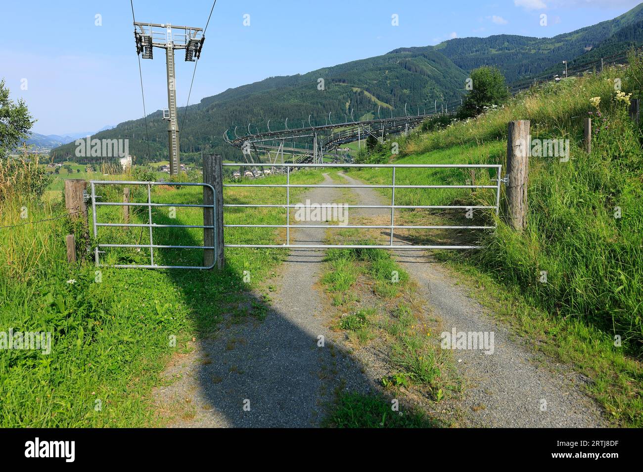 Metalltor auf einem Wanderweg in der Nähe von Kaprun Stockfoto