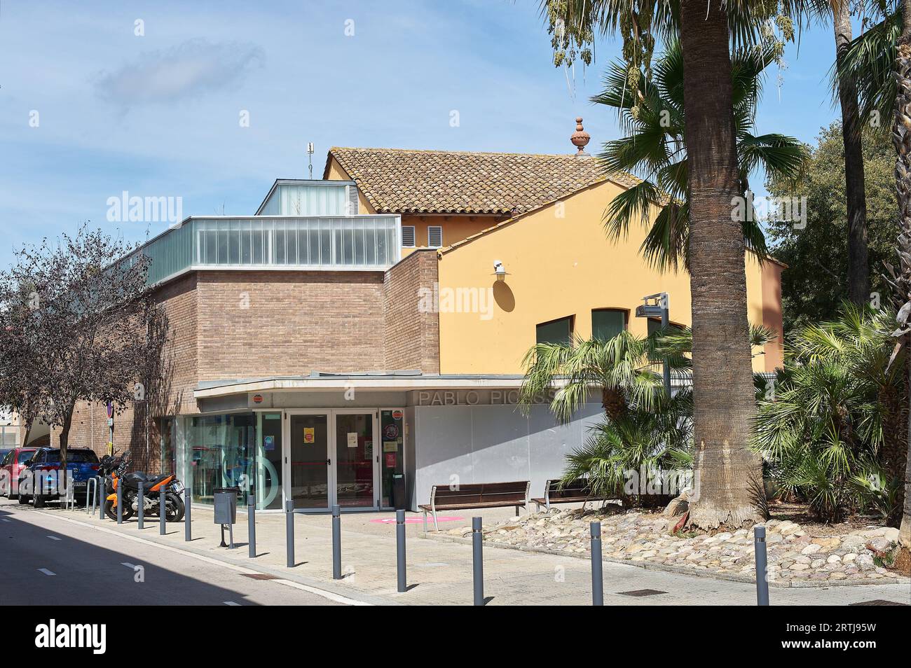 Viladecans, Spanien - 13. September 2023: Außenansicht des Ateneu d’Entitats Pablo Picasso-Gebäudes in Viladecans. Stockfoto