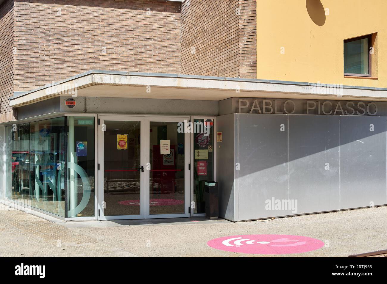 Viladecans, Spanien - 13. September 2023: Außenansicht des Ateneu d’Entitats Pablo Picasso-Gebäudes in Viladecans. Stockfoto