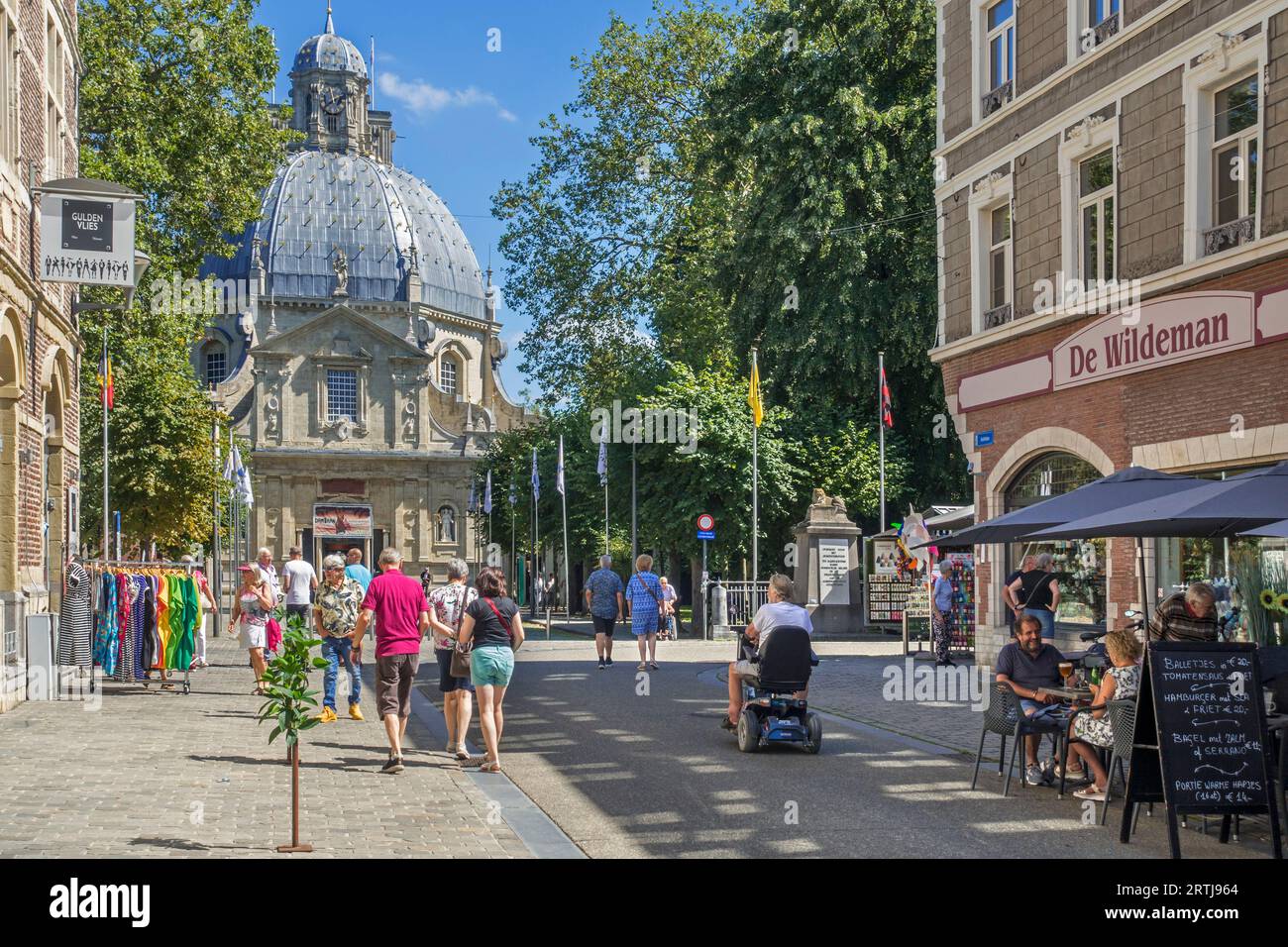 Geschäfte und Restaurants vor der Basilika unserer Lieben Frau von Scherpenheuvel in Scherpenheuvel-Zichem im Sommer, Flämisch Brabant, Flandern, Belgien Stockfoto