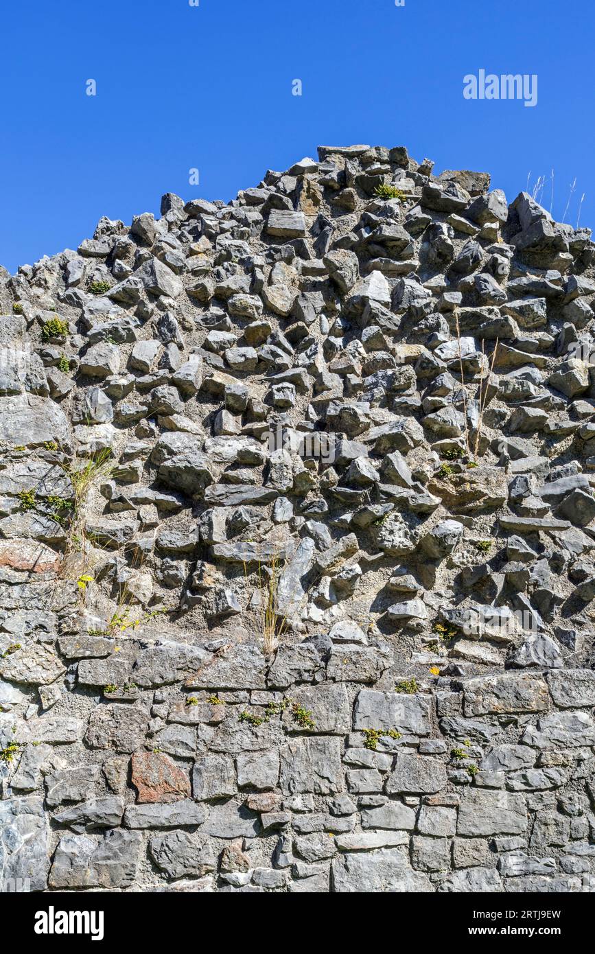 Dicke Steinmauer der mittelalterlichen Burg, die zwei Arten von Mauerwerk zeigt, Schutt auf der Innenseite und regelmäßig geschnittener Stein, genannt Ashlar, auf der Außenseite Stockfoto
