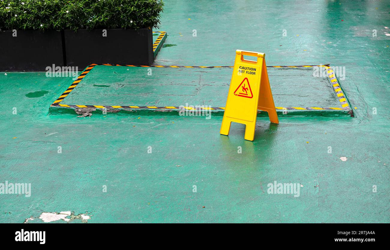 Schild mit Warnung vor nassem Boden, gelbes Schild mit Warnung vor nassem Boden, Warnsymbol für rutschigen Boden für Fußgänger. Stockfoto