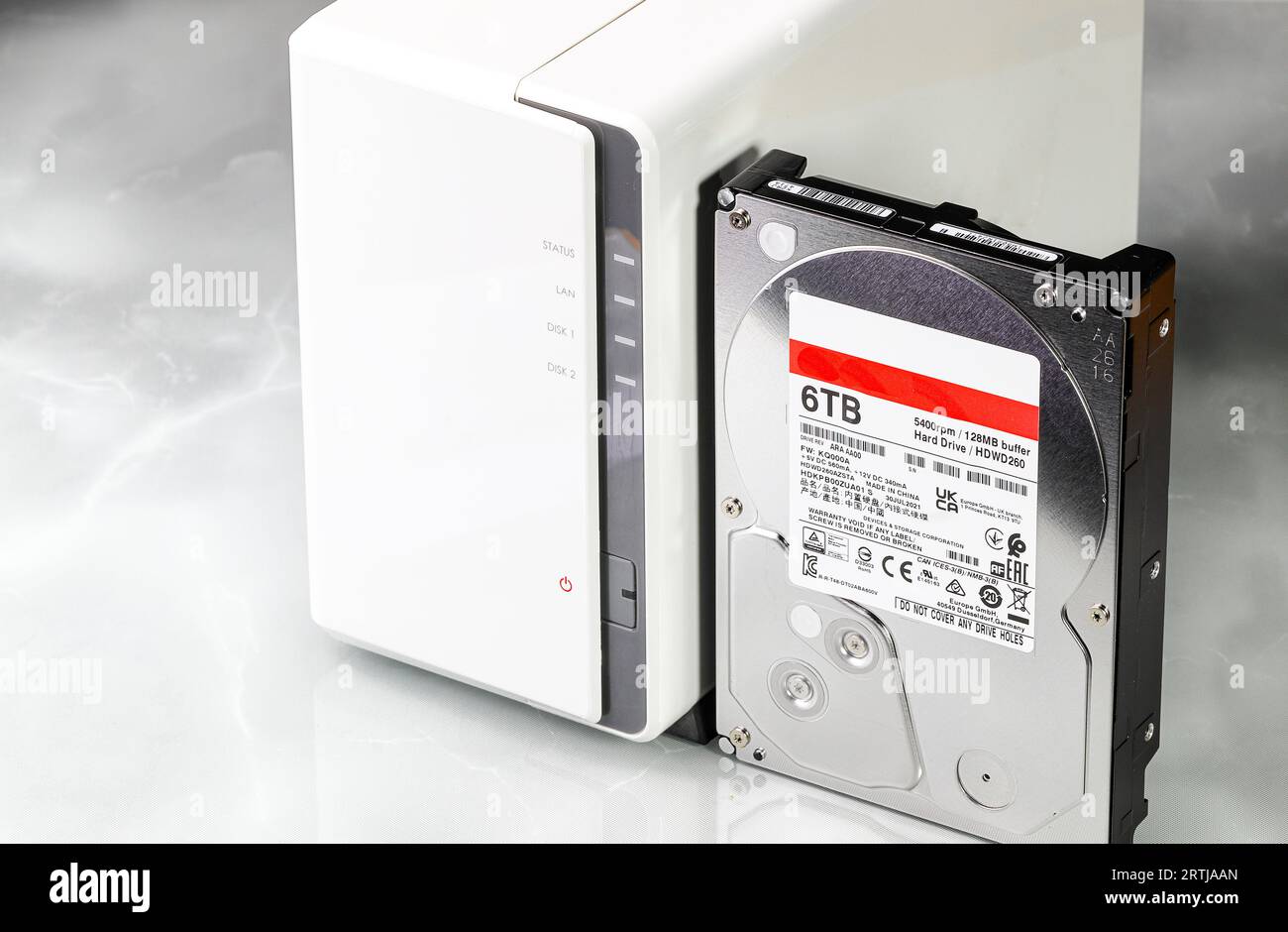 HDD 3,5' für die Installation auf einem NAS-Computer (Network Attached Storage) mit zwei Schächten für Mitarbeiter oder kleine Büros. Stockfoto