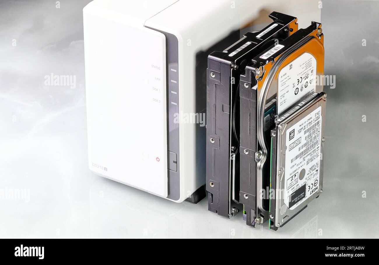 HDD 3,5' und 2,5'' für die Installation auf einem NAS-Computer (Network Attached Storage) mit zwei Schächten für Mitarbeiter oder kleine Büros. Stockfoto