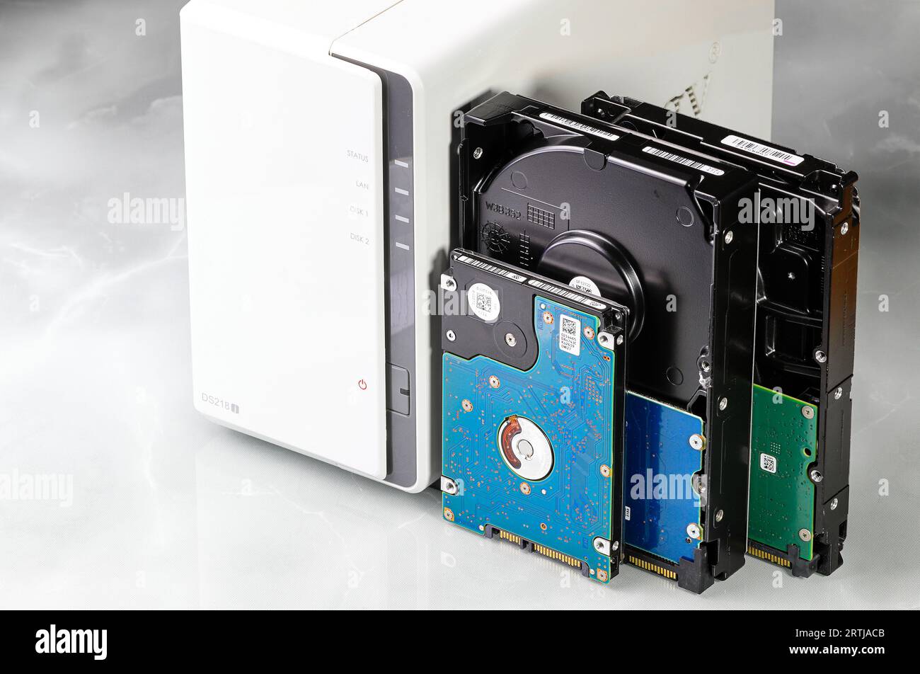 HDD 3,5' und 2,5'' für die Installation auf einem NAS-Computer (Network Attached Storage) mit zwei Schächten für Mitarbeiter oder kleine Büros. Stockfoto