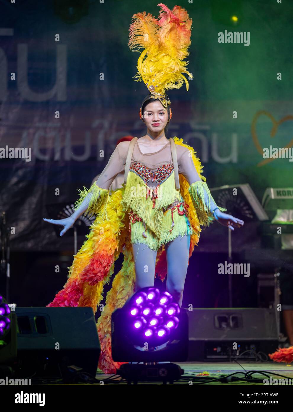 Thailändische Sänger und Tänzer auf der Bühne in Thailand Stockfoto