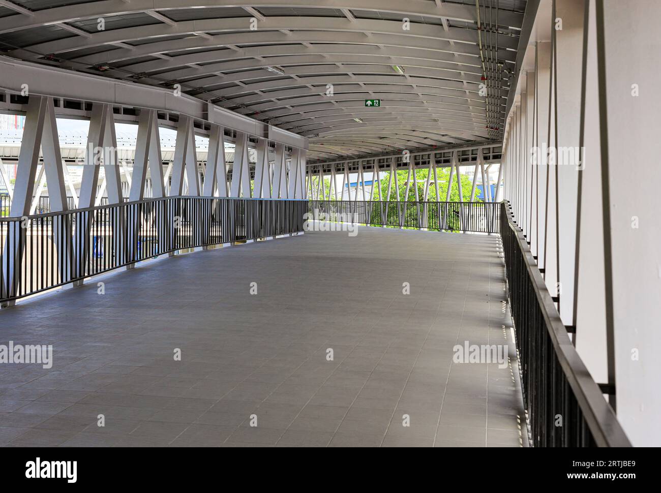 Fußgängerweg oder Korridor oder Flur zwischen Bahnhof und anderem Gebäude. Stockfoto