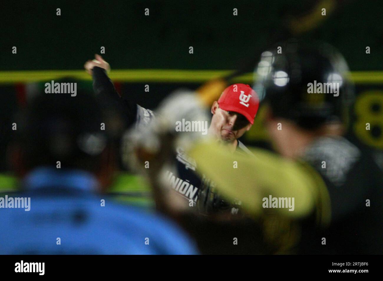 Puebla, Mexiko. September 2023. Luis Gamez #43 von Algodoneros von Laguna spielt während des 4. Spieles der Serie des Königs der mexikanischen Baseball League (MBL) zwischen den Algodoneros de Laguna und Pericos von Puebla. Am 12. September 2023. In Puebla, Mexiko. (Bild: © Carlos Santiago/Okularfilm über ZUMA Press Wire) NUR REDAKTIONELLE VERWENDUNG! Nicht für kommerzielle ZWECKE! Stockfoto