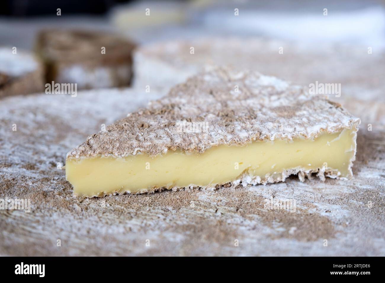 Geschnittener Brie-Käse, gereifter weicher Teig | Triangle de fromage Brie - pâte molle affinee Stockfoto