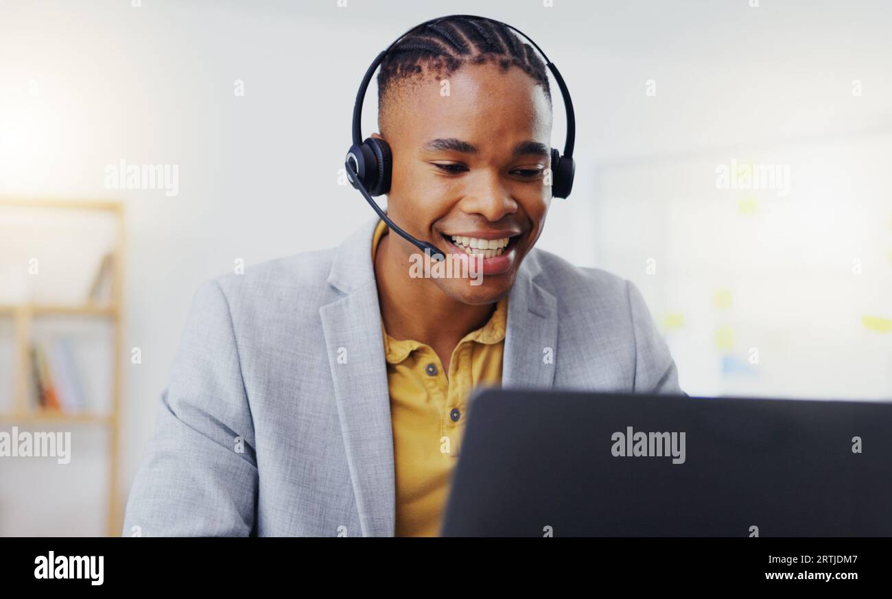 Telemarketing, Laptop-Videoanruf und Black man, der in Webinar-Kommunikation, Online-Konferenz oder Telekommunikation spricht. Netzwerkbetrieb, Callcenter-Büro und Stockfoto