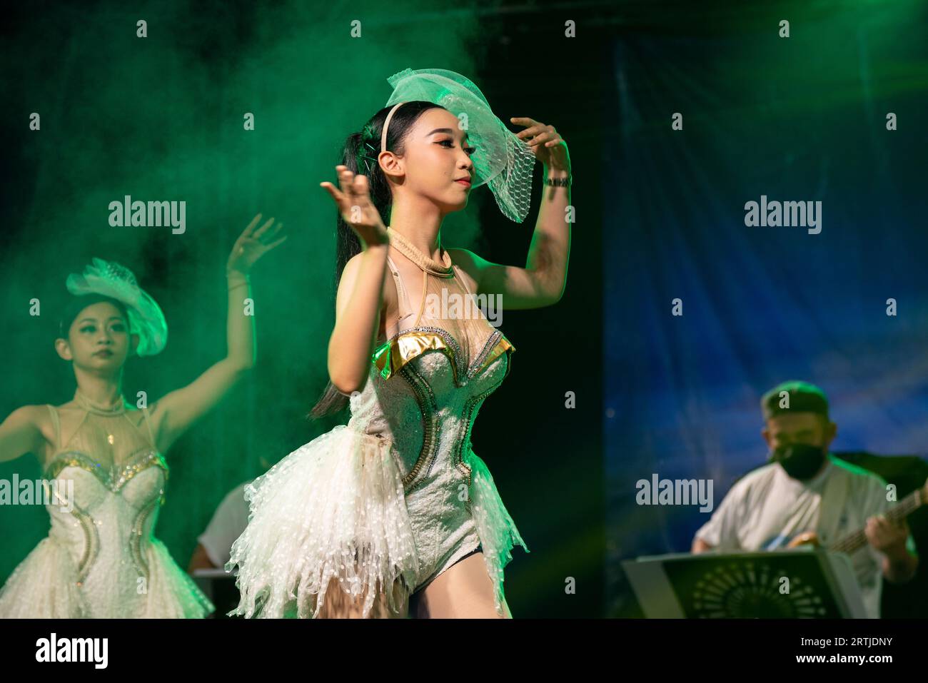 Thailändische Sänger und Tänzer auf der Bühne in Thailand Stockfoto