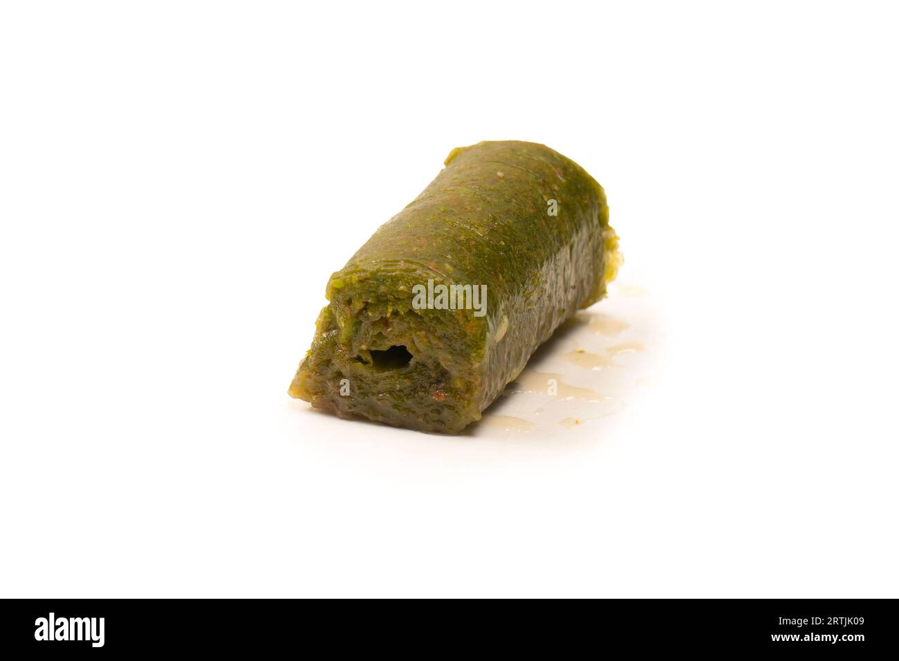 Türkische Pistazienbaklava isoliert auf weißem Hintergrund. Stockfoto