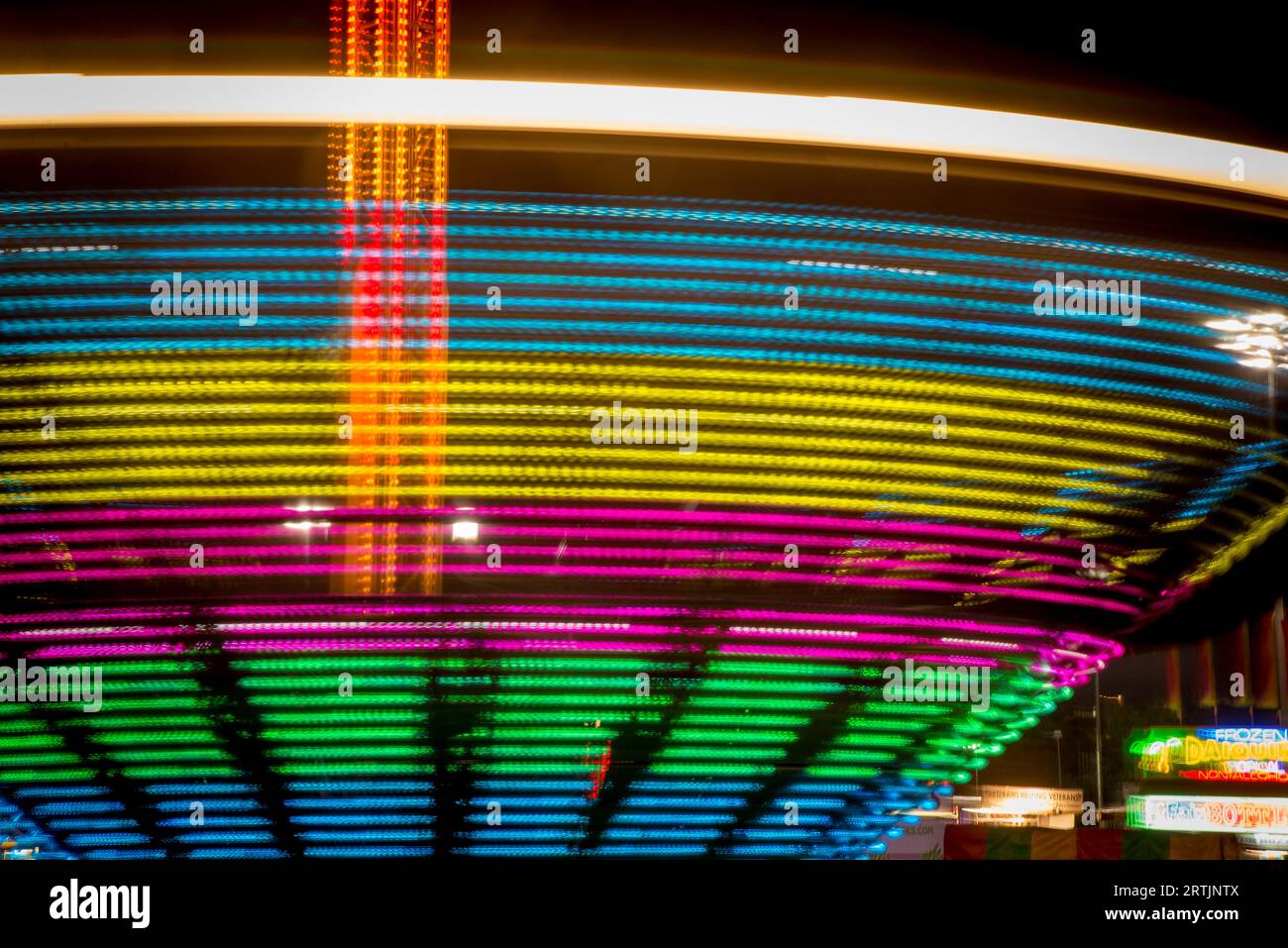 Festliche Fahrgeschäfte auf dem County Fair bei Nacht. Foto von Liz Roll Stockfoto