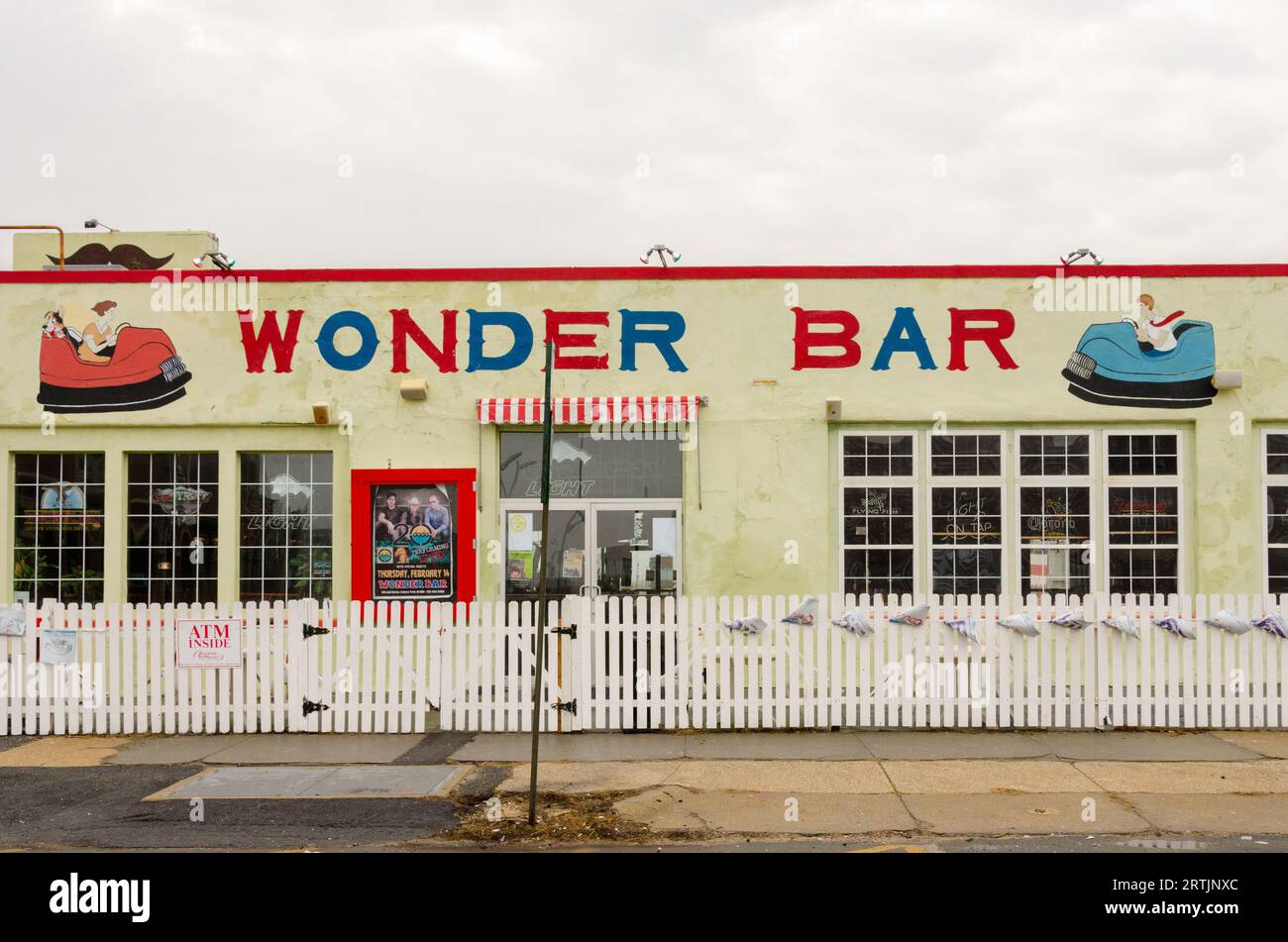 Wandgemälde der alten ikonischen Stoßfängerautos sind in der Wonder Bar in Asbury Park, NJ, gemalt Stockfoto