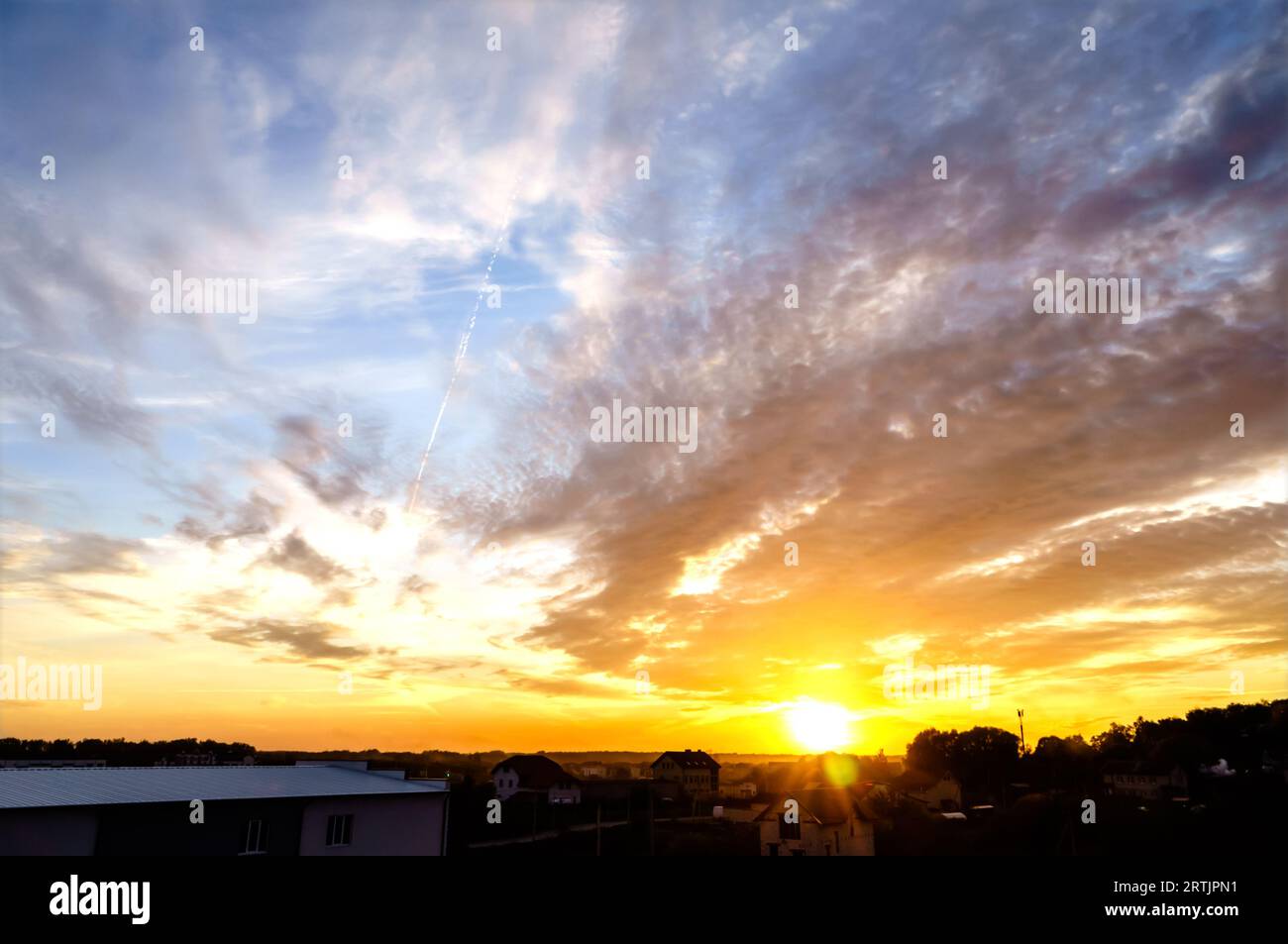 Farbenfroher Himmel bei Sonnenuntergang. Es ist ein Sonnenuntergang. Mehrfarbiger Hintergrund für Design. Stockfoto