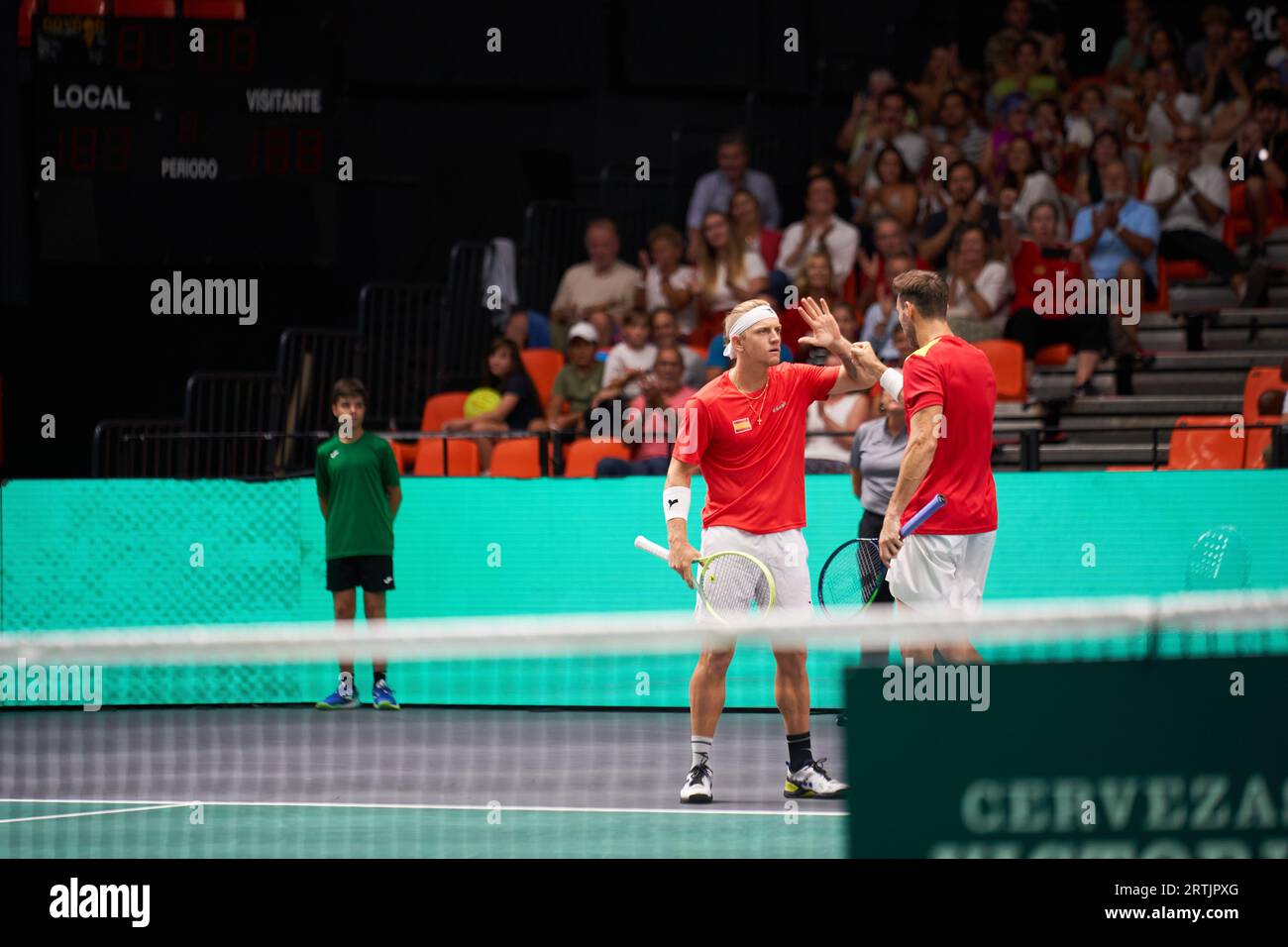 Alejandro Davidovich Fokina aus Spanien (L) und Marcel Granollers aus Spanien (R) in Aktion während der Valencia Davis Cup Finals, Gruppe C, Spanien gegen Tschechien, Stockfoto