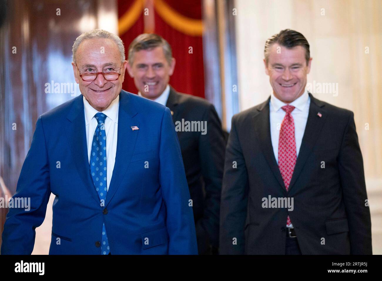 Washington, Usa. September 2023. Der Mehrheitsführer des Senats, Chuck Schumer, D-NY, Senator Todd Young, R-IN und Senator Martin Heinrich, D-NM, verlassen den Kennedy Caucus Room für eine Pressekonferenz, nachdem am Mittwoch, den 13. September 2023, im US-Kapitol in Washington, D.C. ein Insight Forum für künstliche Intelligenz (KI) des Senats stattgefunden hatte. Foto von Bonnie Cash/UPI Credit: UPI/Alamy Live News Stockfoto