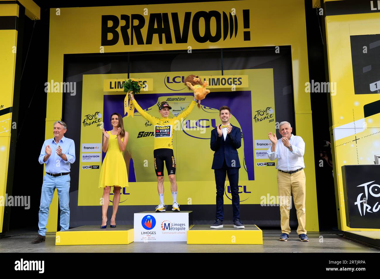 Jonas Vingegaard gelbes Trikot am Ziel der 8. Libourne Limoges-Etappe der Radtour de France 2023. Auf das Podium in Limoges klettern Stockfoto
