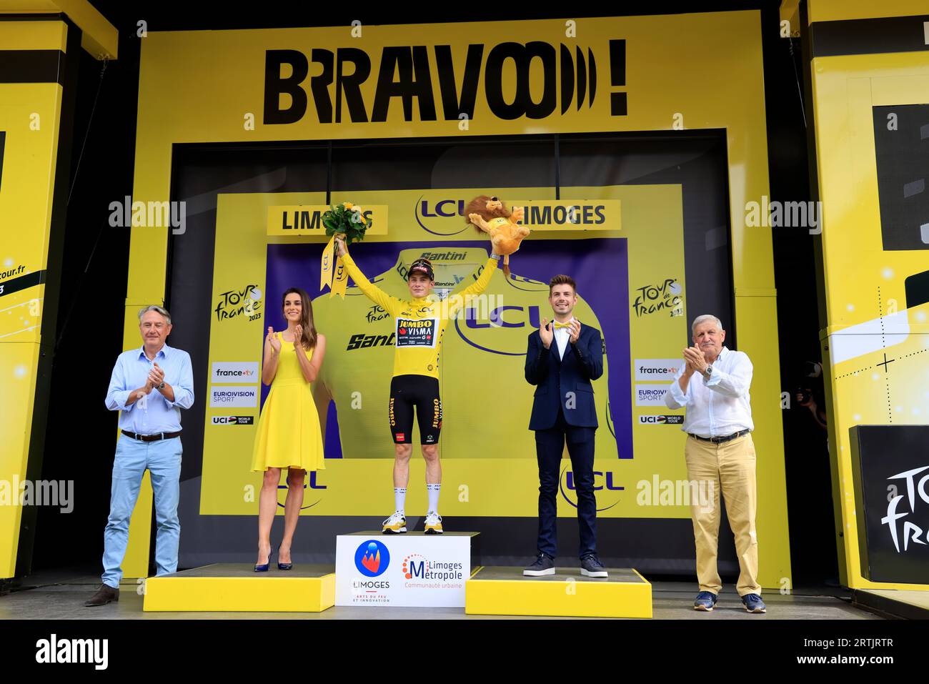 Jonas Vingegaard gelbes Trikot am Ziel der 8. Libourne Limoges-Etappe der Radtour de France 2023. Auf das Podium in Limoges klettern Stockfoto