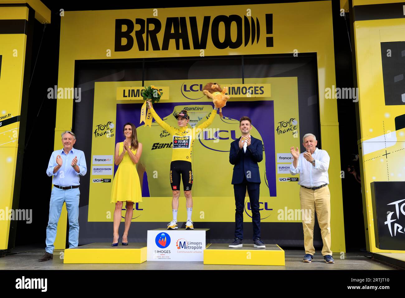 Jonas Vingegaard gelbes Trikot am Ziel der 8. Libourne Limoges-Etappe der Radtour de France 2023. Auf das Podium in Limoges klettern Stockfoto