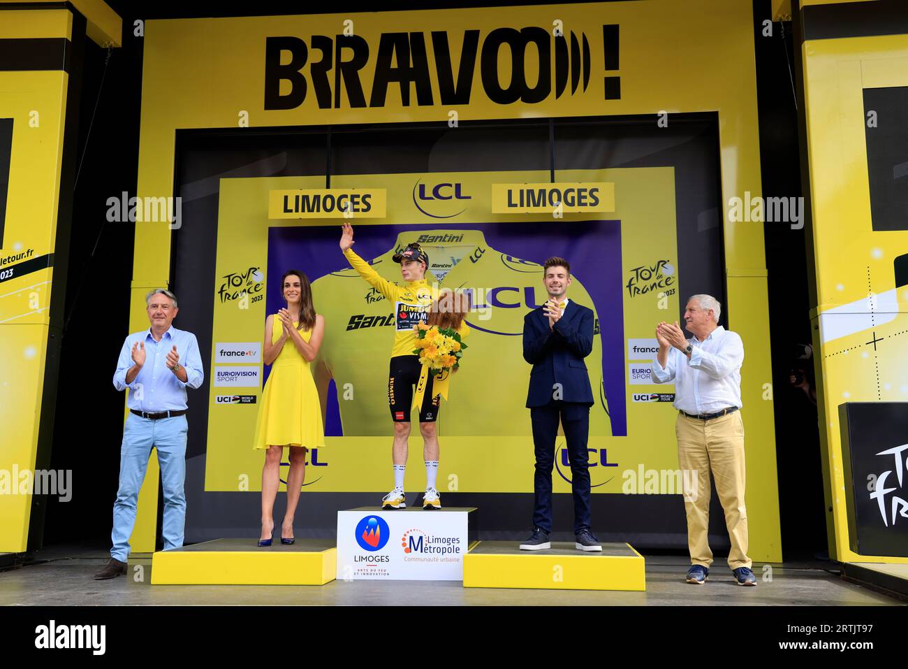 Jonas Vingegaard gelbes Trikot am Ziel der 8. Libourne Limoges-Etappe der Radtour de France 2023. Auf das Podium in Limoges klettern Stockfoto