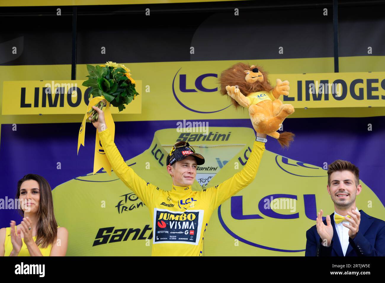 Jonas Vingegaard gelbes Trikot am Ziel der 8. Libourne Limoges-Etappe der Radtour de France 2023. Auf das Podium in Limoges klettern Stockfoto