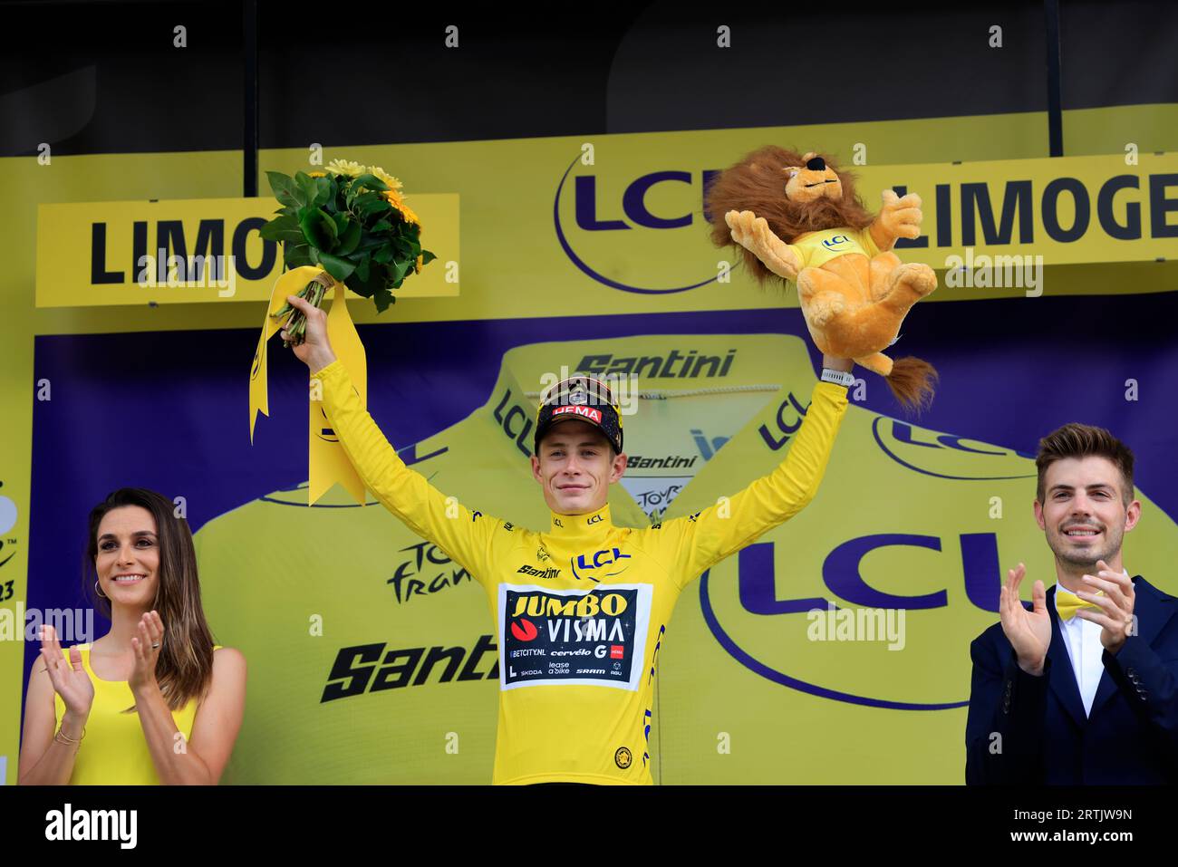 Jonas Vingegaard gelbes Trikot am Ziel der 8. Libourne Limoges-Etappe der Radtour de France 2023. Auf das Podium in Limoges klettern Stockfoto