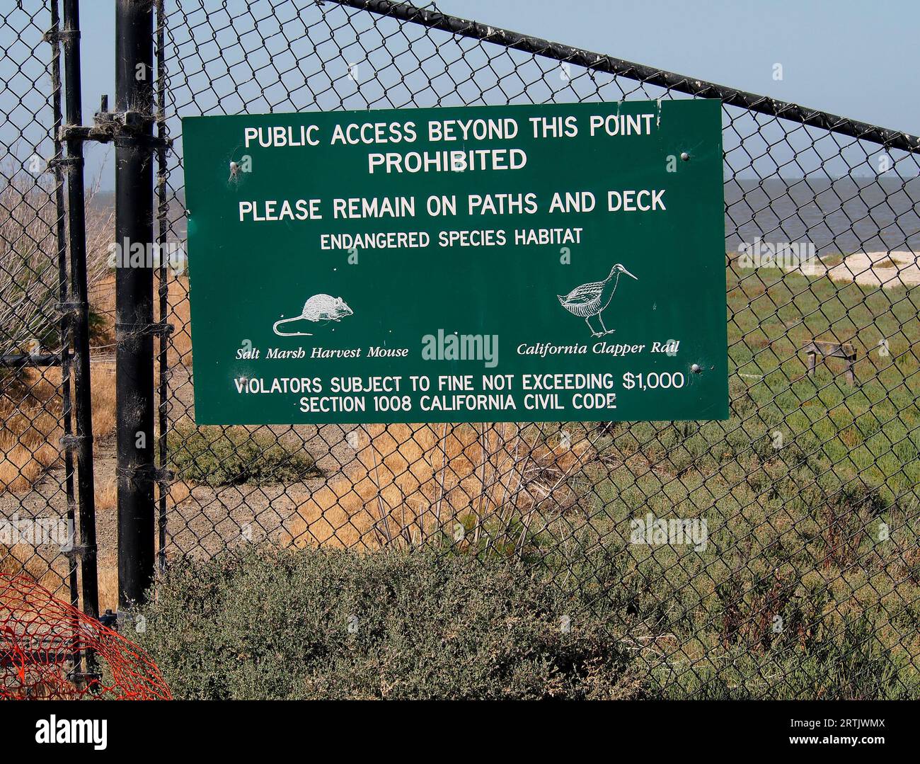 Öffentlicher Zugang über diesen Punkt hinaus verbotener, gefährdeter Lebensraum für Arten. Gut, Schild an einem Sumpf entlang der San Francisco Bay, Kalifornien Stockfoto