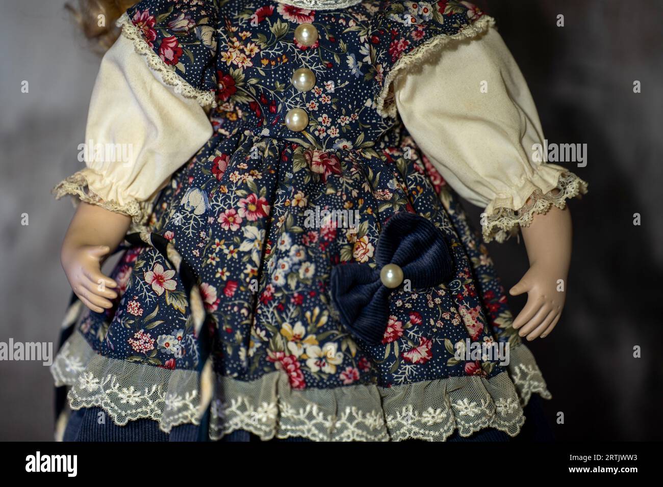 Realistisches Porzellan, antike Vintage-Puppe oder -Spielzeug, blondes Haar und Vintage-Kleid. Stockfoto