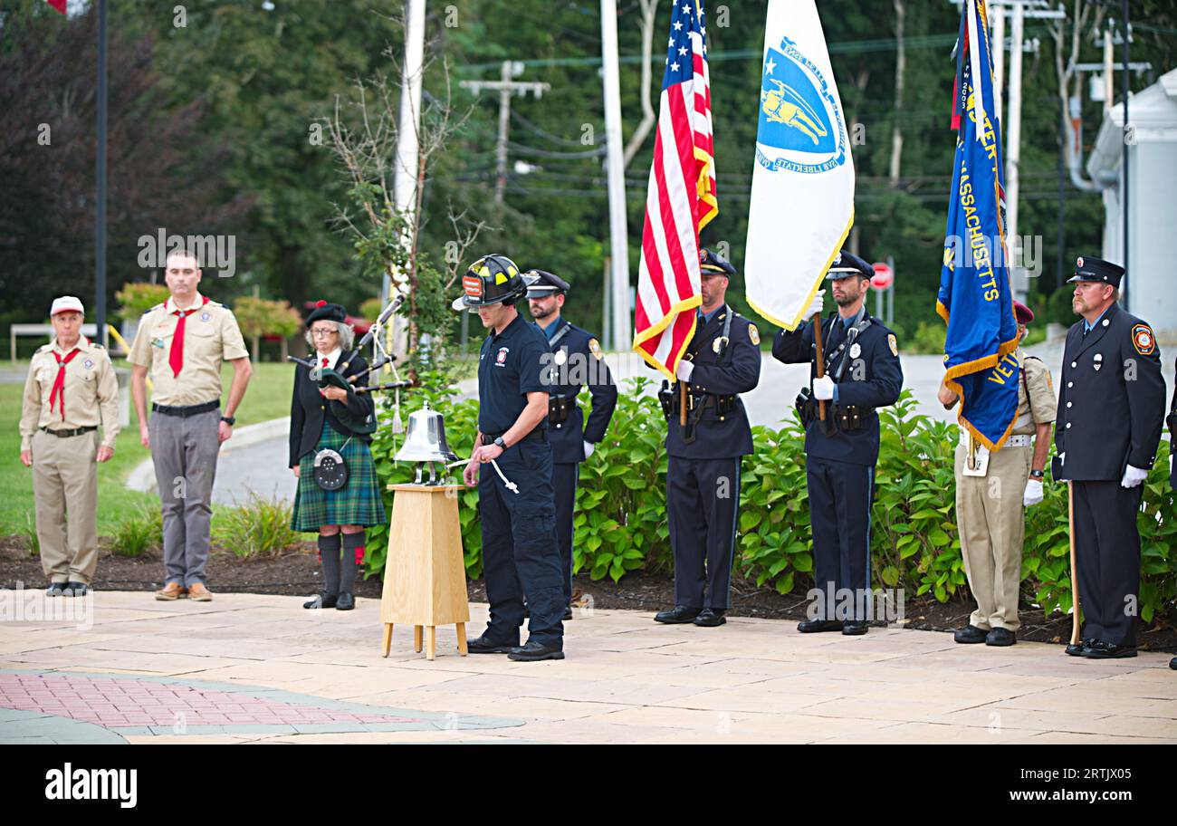 911 Gedenkfeier in Brewster, MA Fire Headquarters am Cape Cod, USA. Der 555-Alarm, der den Tod eines Feuerwehrmanns signalisiert Stockfoto