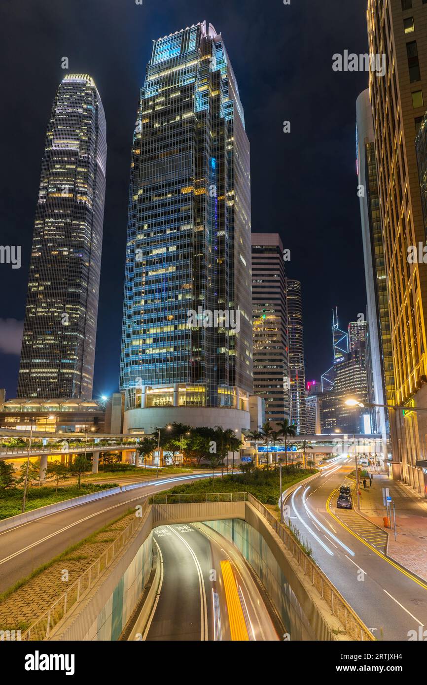 Connaught Road zentraler Überflug in Hongkong bei Nacht am Fuße des One International Finance Centre. Mit leichten Streifen beweglicher Autos Stockfoto