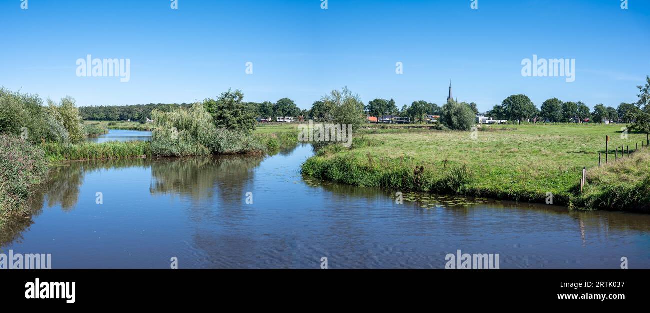 Naturreflexionen in einer natürlichen Hochwasserzone des Flusses Weerijs, Rijsbergen, Nord-Brabant, Niederlande Stockfoto