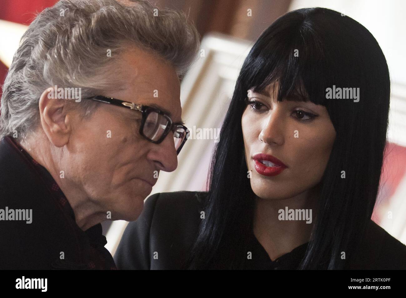 USA. Rebecca da Costa und Robert de Niro in der ©Cinedigm Neuveröffentlichung: The Bag man (2014). Handlung: Ein Krimineller wartet auf seinen Chef, nachdem er mehrere Männer getötet und mit einem Mysterienbeutel davongeschmissen hat. Ref:LMK106-47756-240214 wird von LMKMEDIA geliefert. Nur Editorial. Landmark Media ist nicht der Urheberrechtsinhaber dieser Film- oder TV-Standbilder, sondern bietet einen Service nur für anerkannte Medien an. pictures@lmkmedia.com Stockfoto