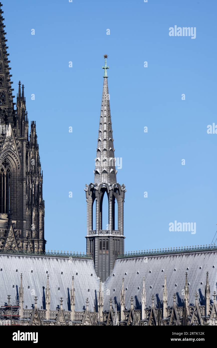 Überquerung des Turms des berühmten Kölner Doms gegen den klaren blauen Himmel Stockfoto