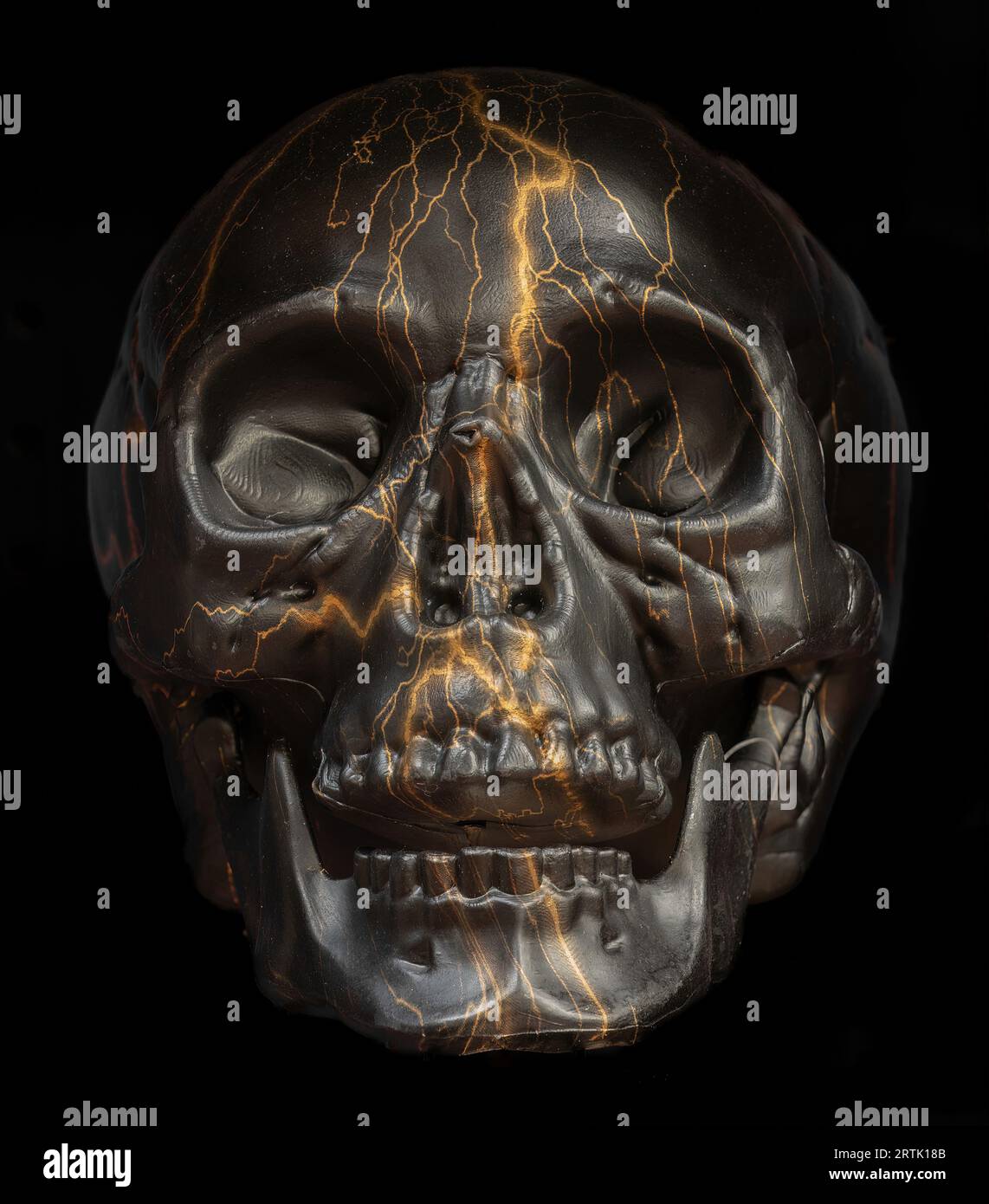 Lightning Skull für Halloween Props und Dekorationen isoliert auf Schwarz Stockfoto
