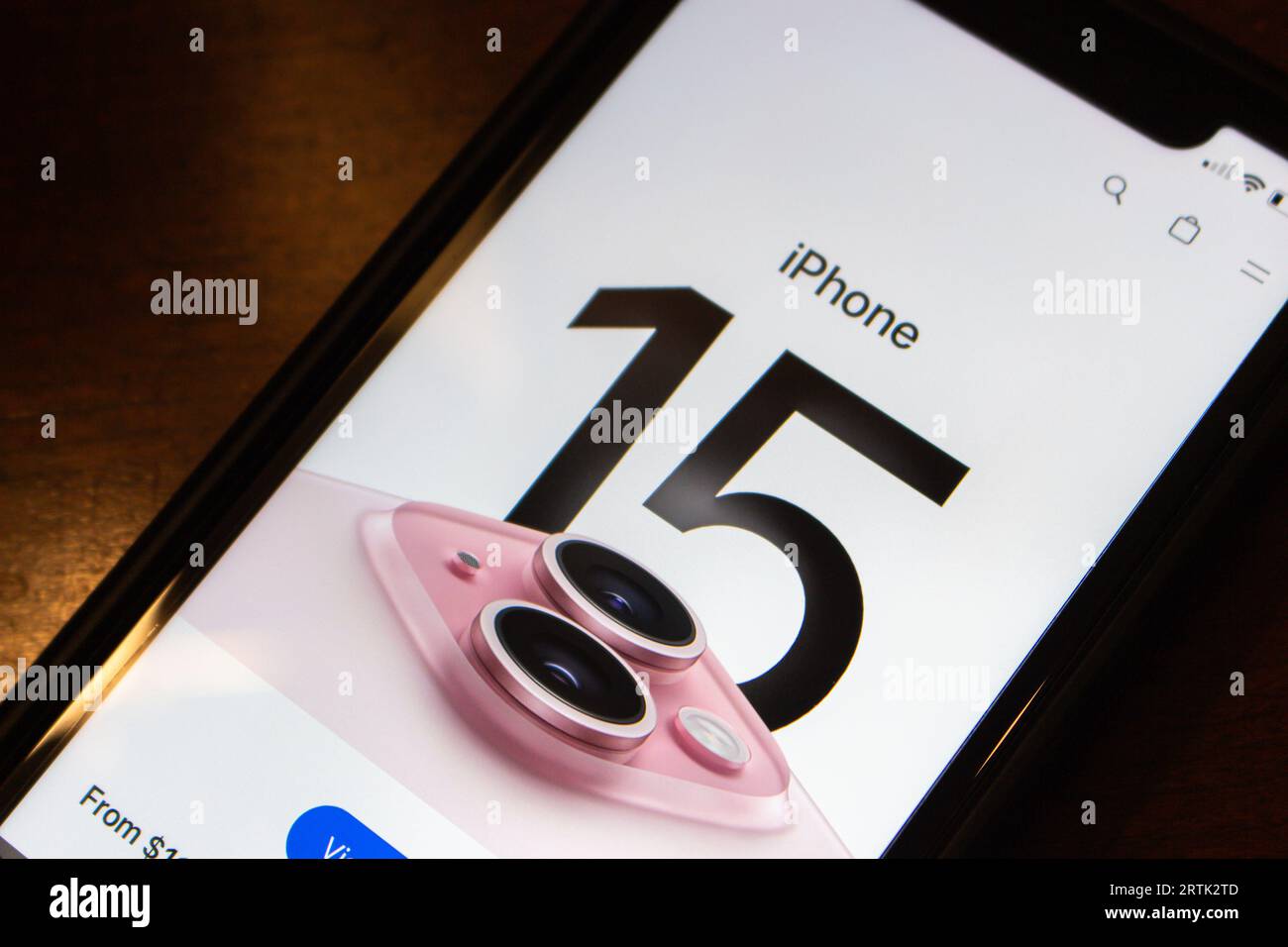 Offizielle Website des iPhone 15. Das iPhone 15 ist ein Smartphone, das von Apple Inc. Entworfen wurde und die 17. Generation seiner Serie ist die Nachfolgerin des iPhone 14. Stockfoto