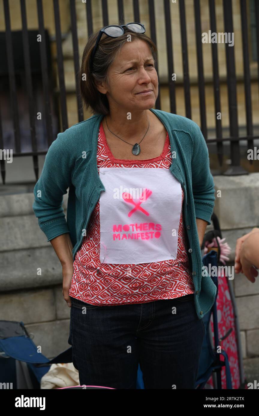 Parlament, London, Großbritannien. September 2023. Mothers Manifesto Demonstration: Jede vierte Mutter mit niedrigem Einkommen verzichtet auf Mahlzeiten, um ihre Kinder zu ernähren. Außerdem geht jedes vierte Kind in Großbritannien an jedem Muttertag hungrig zur Schule. Der Muttertag ist ein Tag, an dem Mütter, die nicht in der Lage sind, ihre Kinder zu ernähren, in einem Hungerstreik einmütig und solidarisch vor dem Parlament stehen. Kredit: Siehe Li/Picture Capital/Alamy Live News Stockfoto