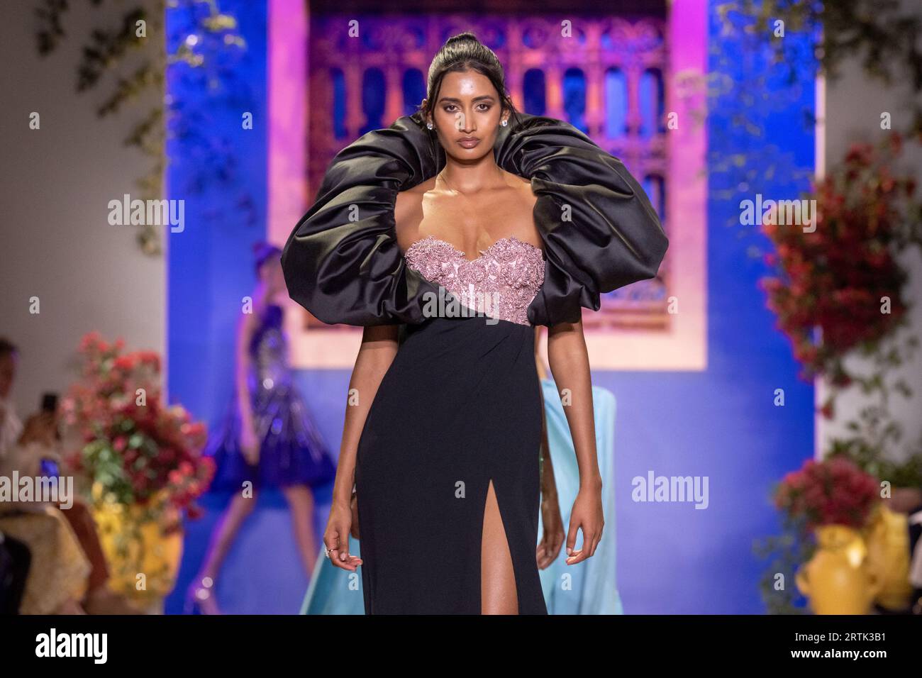 New York, New York, USA. September 2023. (NEU) Pamella Roland - Laufsteg - New York Fashion Week - September 2023: Die Shows. 12. September 2023, New York, New York, USA: Models laufen auf der Pamella Roland Fashion Show während der New York Fashion Week - September 2023: Die Shows in der Gallery in den Spring Studios am 12. September 2023 in New York City. (Credit: M10s/TheNews2) (Foto: M10s/Thenews2/Zumapress) (Credit Image: © Ron Adar/TheNEWS2 via ZUMA Press Wire) NUR REDAKTIONELLE VERWENDUNG! Nicht für kommerzielle ZWECKE! Stockfoto