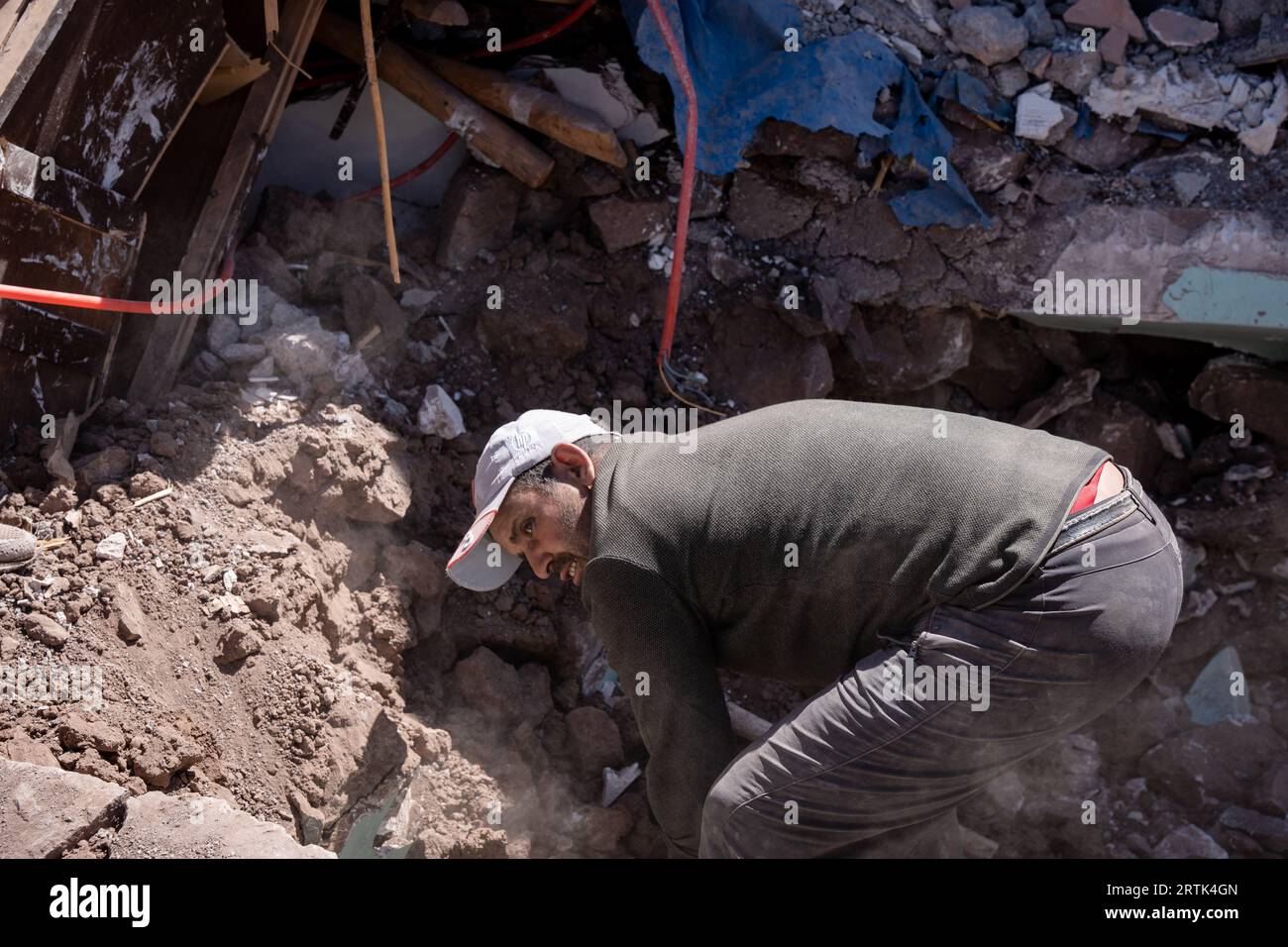 Marokko. September 2023. Ein Mann wird gesehen, wie er die Trümmer aus einem zerstörten Haus räumt. Die Dorfbewohner in Imlil in den Toubkal-Bergen kommen noch immer mit der Zerstörung zurecht, die das Erdbeben am vergangenen Freitag angerichtet hat. Da viele Häuser beschädigt oder zerstört wurden, wurden Dorfbewohner in Zelte verlegt und werden von Ärzten aus einem nahe gelegenen Militärkrankenhaus in Asni betreut, wo täglich etwa 600 Menschen behandelt werden. Fast 3.000 Menschen sollen bei dem Erdbeben ums Leben gekommen sein. Quelle: SOPA Images Limited/Alamy Live News Stockfoto